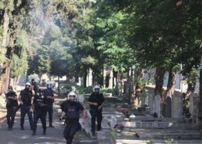 Polis şişli'deki Ermeni Mezarlığı'na girerek, burada da gaz bombası attı