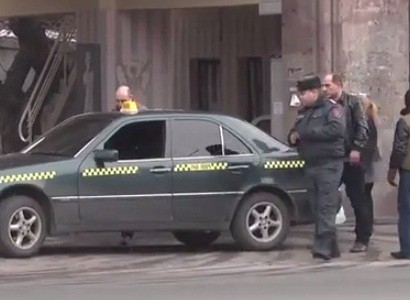 Ոստիկանները Երևանում և Գյումրիում ստուգում են բեռնատարներն ու տաքսիները (տեսանյութ)
