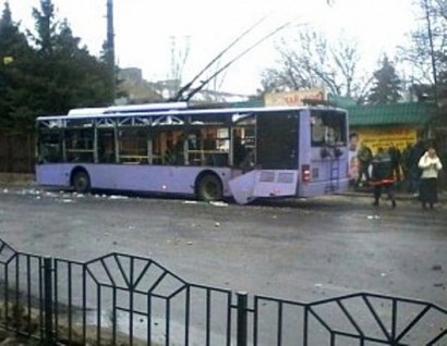 В Донецке снаряд попал в троллейбусную остановку, много погибших