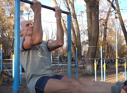 Вечно молодой дед и его невероятный комплекс спортивных упражнений