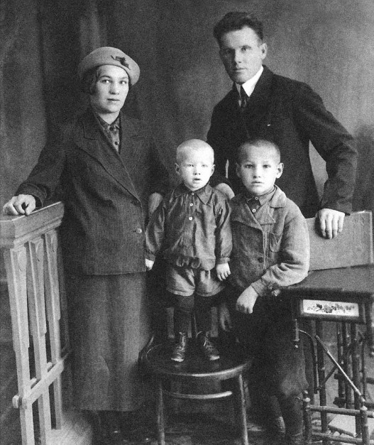 Բորիս Ելցինը՝ ծնողների և եղբոր հետ, 1939թ.
