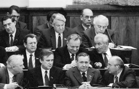 Քաղբյուրոյի գործընկերներ հետ Գերագույն խորհրդի նիստի ժամանակ, 1986, նոյեմբեր