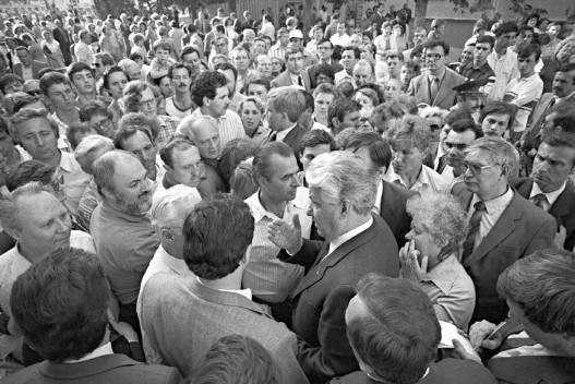 Ельцин — первый секретарь Московского горкома. С избирателями из избирательного округа, представляемого им в городском совете, июнь 1987