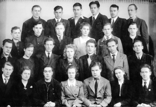 Ельцин (четвертый ряд, третий слева) со своей академической группой в УПИ, 1953