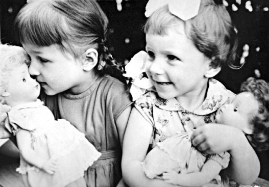 Дочери Ельциных в 1965 году. Елене около 7 лет, Татьяне- 5