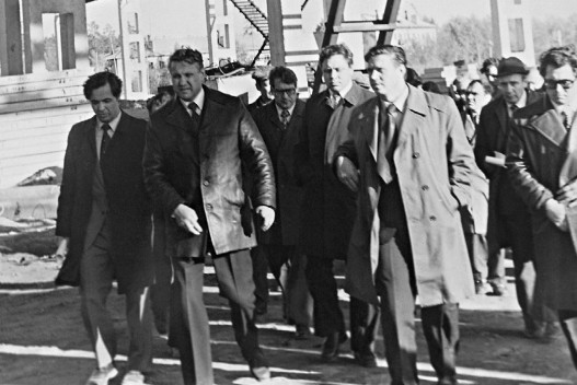 Ельцин как первый секретарь обкома инспектирует строй-площадку, около 1980. Третий слева — Юрий Петров, впоследствии возглавивший президентскую администрацию Ельцина. Второй справа — Олег Лобов, занимавший ряд высоких постов в 1990-х