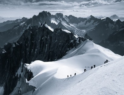 Сопоставление человека и горной природы: серия захватывающих снимков альпийских вершин