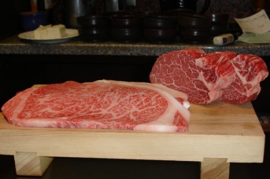 МРАМОРНАЯ ГОВЯДИНА. Для получения такого сорта мяса в Японии выращивают специальные коровы. Кормят буренок отборной травой и даже поят пивом. Килограммовый кусочек такой говядины стоит 770 долларов.