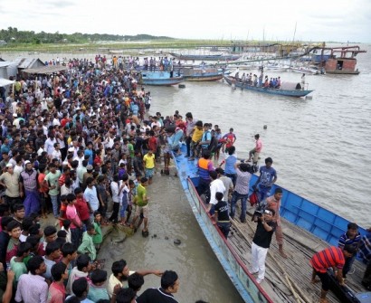 Полиция: число погибших в результате крушения парома в Бангладеш достигло 65 человек