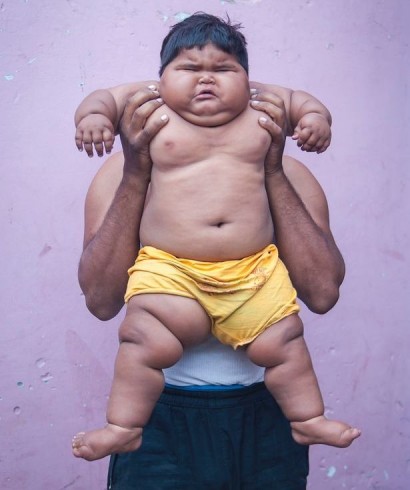 10-месячный индийский ребенок весит 20 кг