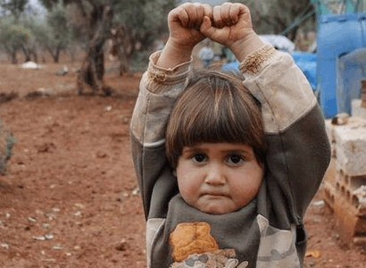 Сирийский ребенок перепутал камеру с оружием и поднял руки вверх