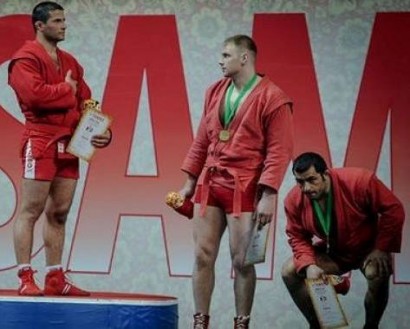 Азербайджанского самбиста, присевшего на корточки во время гимна Армении, дисквалифицируют