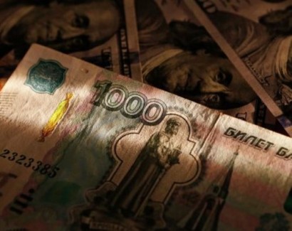 Рубль начал торги в минусе к доллару и евро