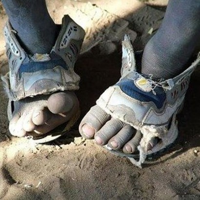 Всё гениальное просто: парень изобрёл сандалии, которые помогут миллионам детей из бедных семей