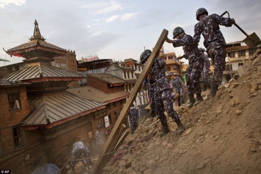 Երկրաշարժից հետո բազմաթիվ ոստիկաններ են ուղարկվել Դուրբար հրապարակ՝ այն փոքր-ինչ վերակառուցելու նպատակով:
