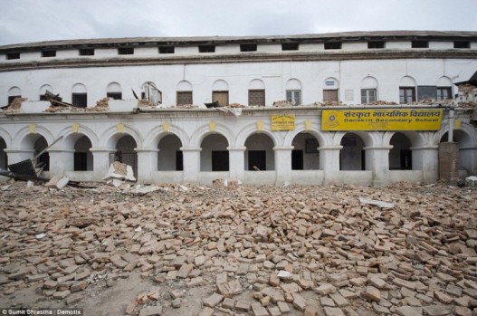 Երկրաշարժի արդյունքում դպրոցն այժմ շրջապատված է ավերված բեկորներով: