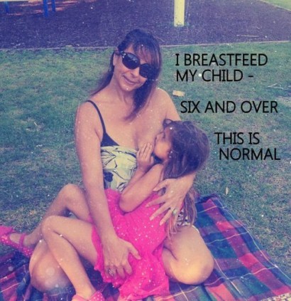 52-летняя женщина кормит грудью 6-летнюю дочь