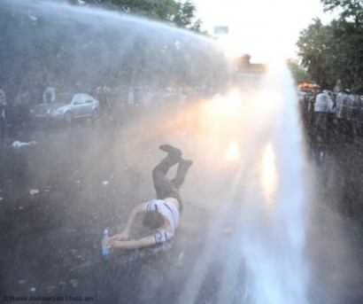 Полиция разогнала акцию протеста в Ереване при помощи водометов