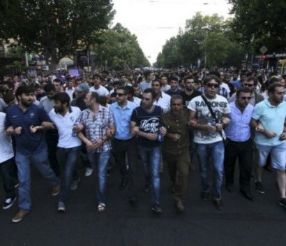 Ереван: демонстранты отказались от встречи с президентом
