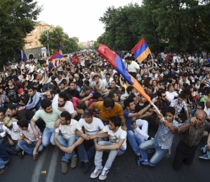В Ереване митингующие выгнали журналистов российского пропагандистского канала