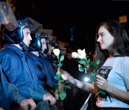 "Майданное" дежавю в Ереване: цветы для полиции и молитва против силы