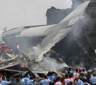 Военный самолет упал на отель в Индонезии, не менее 38 человек погибли