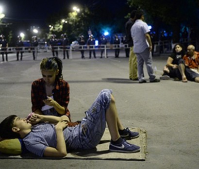 В полиции Еревана призвали голодающих есть «хотя бы абрикосы»