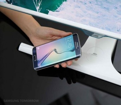 Samsung выпустил монитор с беспроводной зарядкой телефонов