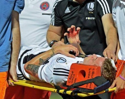 Матч Лиги Европы остановили из-за брошенного в футболиста камня