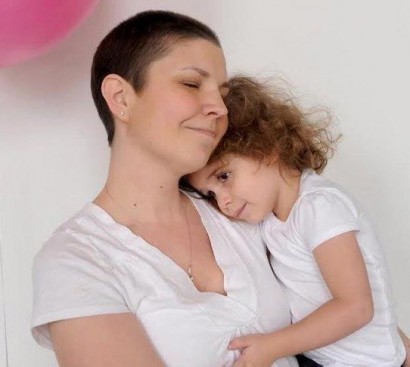 Քաղցկեղից տառապող մայրը գտել է փոքրիկ դստերը մխիթարելու եղանակը