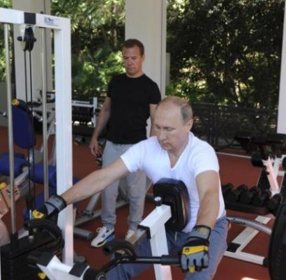 Соцсети высмеяли совместный поход брутальных мачо Путина и Медведева в "качалку"