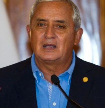 Президент Гватемалы ушел в отставку из-за обвинений в коррупции