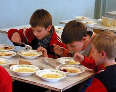 էրեխեքը սոված են, ասում են` դե ոչինչ, անվճար է, տալիս են, թող ուտեն. Ռուբեն Հայթյանը` «Դպրոցական սնունդ մարզերում» ծրագրի մասին