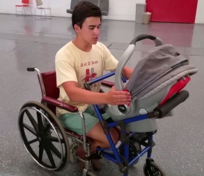 16-летний парень изобрёл кресло-коляску, которая поможет мамам-инвалидам гулять со своими детьми