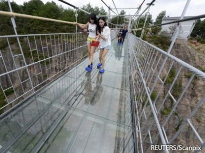 В китае стеклянный мост над пропастью треснул под ногами туристов (видео)