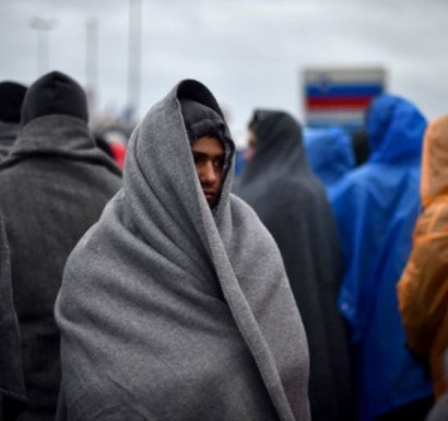 Avrupa'ya geçmek için Hırvatistan sınırında bekleyen mültecilere Slovenya kapılarını açtı