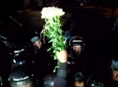 Րաֆֆի Հովհաննիսյանը փորձում է ծաղիկներ դնել ՀՀԿ շենքի մոտ, ոստիկանությունը պատ է կազմել