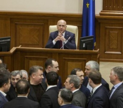 Moldova political crisis: Protesters break into parliament