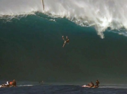 Во время соревнований на Гавайях серфер сорвался с 12-метровой волны
