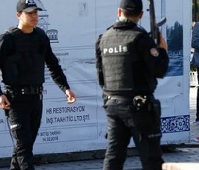 В Стамбуле сапёры обезвредили бомбу на автобусной остановке — видео