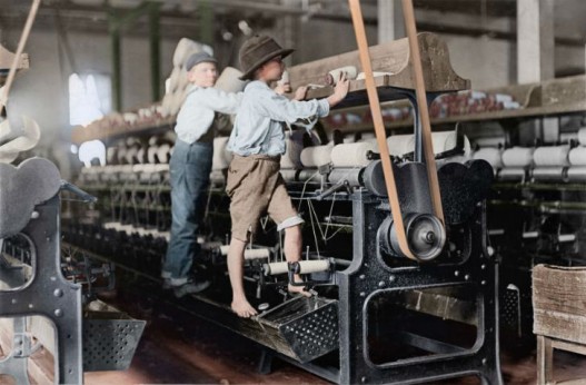 Bibb Mill No. 1 տեքստիլ գործարան: Որոշ երեխաներ այնքան փոքր են, որ ստիպված են լինում բարձրանալ հաստոցների վրա` թելերն ամրացնելու համար: 1909թ., Ջորջիա նահանգ: