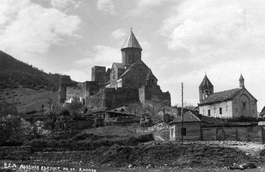 Անանուրի վրաց վանքը Դուշեթի շրջանում (աջ կողմում ` հայ առաքելական Սբ. Աստվածածին եկեղեցին է, որի զանգակատունը պայթեցմամբ ոչնչացվեց 2003 թ.