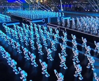 500 роботов синхронно танцуют в честь китайского Нового года.