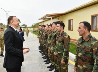 Алиев награждает азербайджанского солдата, позировавшего с отрезанной головой армянского солдата