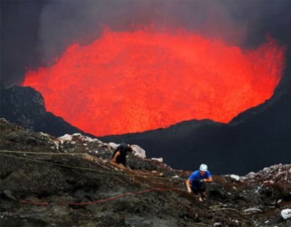 Эстремал спустился в кратер клокочущего активного вулкана