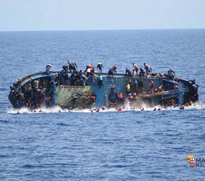 ВМС Италии сняли момент опрокидывания лодки с мигрантами
