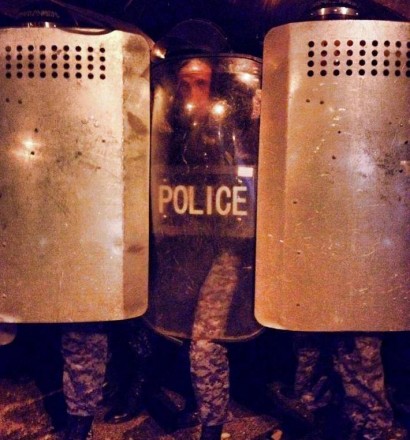 Полиция ночью разогнала демонстрантов возле здания полка в Ереване