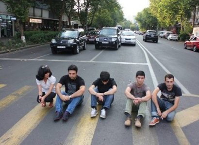 Աբովյան-Սայաթ-Նովա փողոցների խաչմերուկից բերման են ենթարկվել «Քաղաքացիական պայմանագրի» անդամներին