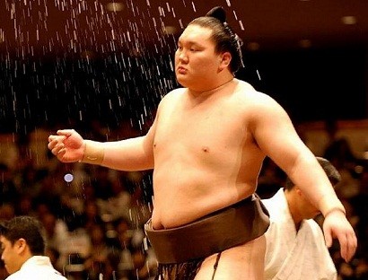 В Японии на 62-м году жизни скончался легендарный сумоист Мицугу Акимото
