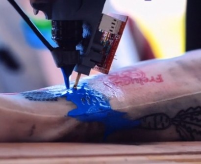 Во Франции татуировки делает робот